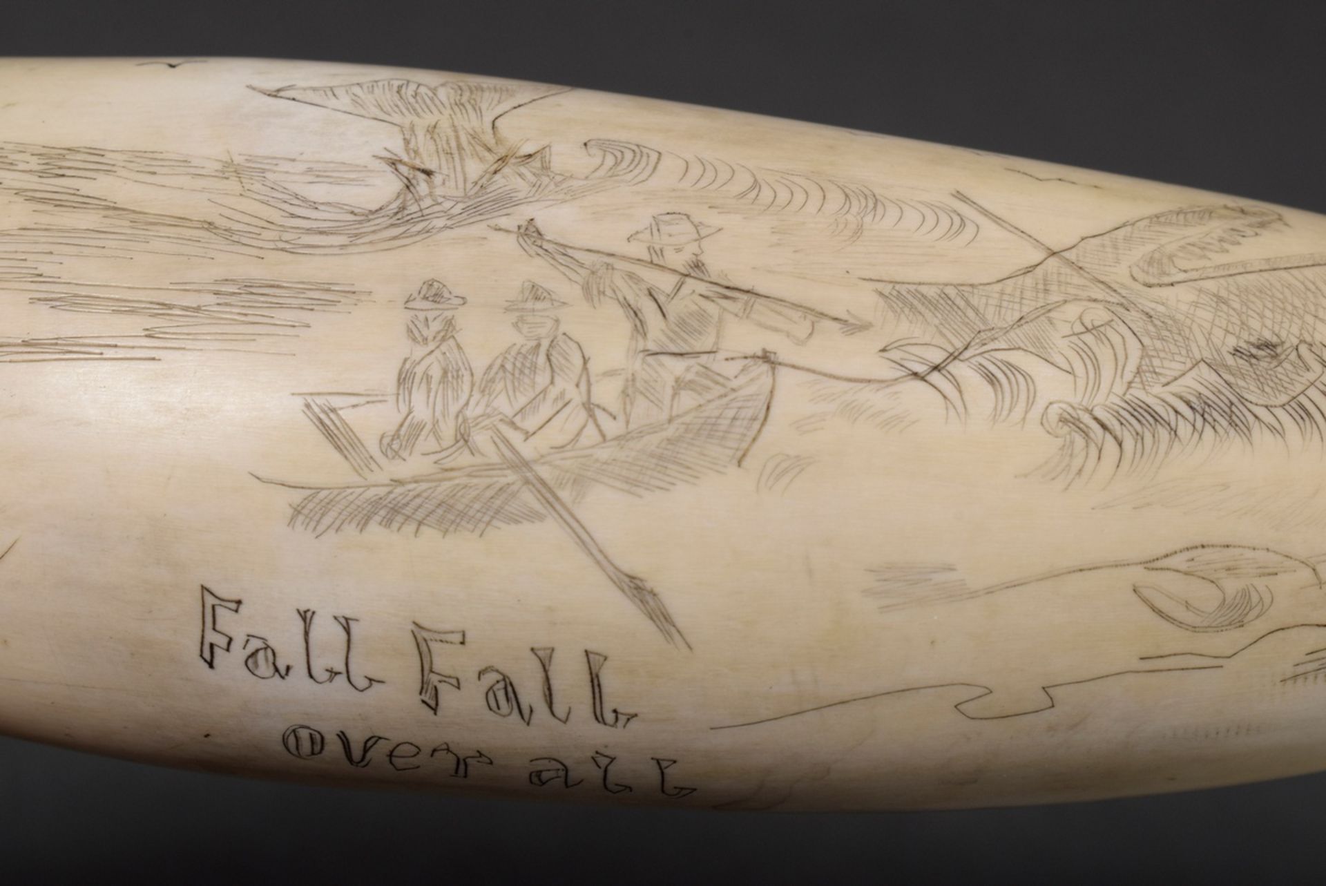Scrimshaw “Fall Fall over all”, Walzahn mit geschwärztem Ritzdekor „Pottwaljagd“, 12,2cm, 144g - Bild 5 aus 7
