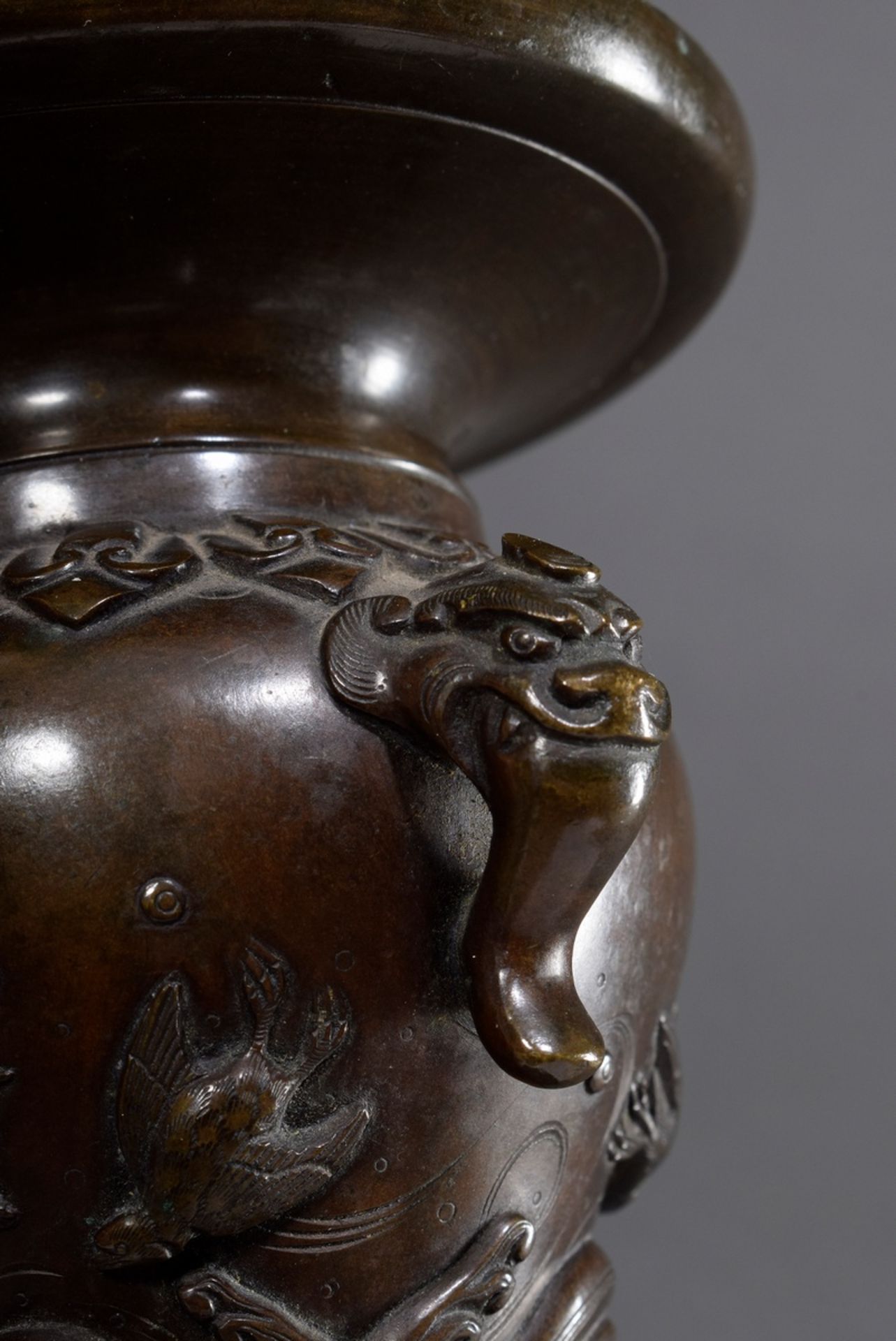 Kleine japanische Bronze Vase mit Reliefdekor "Chidori über Wellen" und zoomorphen Handhaben, um 19 - Bild 2 aus 8