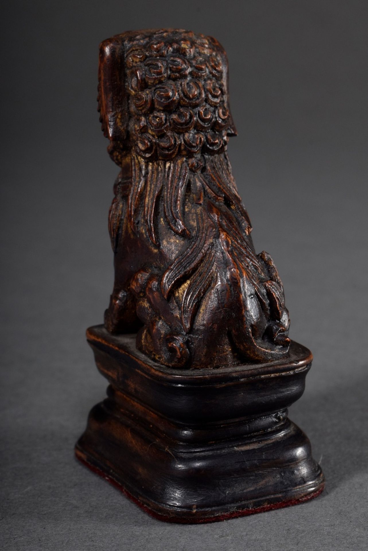 Chinese carving "Fo Lion", wood with remains of gilding, h. 8,2cm, min. rubbed - Image 3 of 4