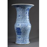 Chinesische Porzellan "Gu" Vase mit Blaumalerei "Glückszeichen" auf floralem Fond, H. 41cm, Ø 24cm