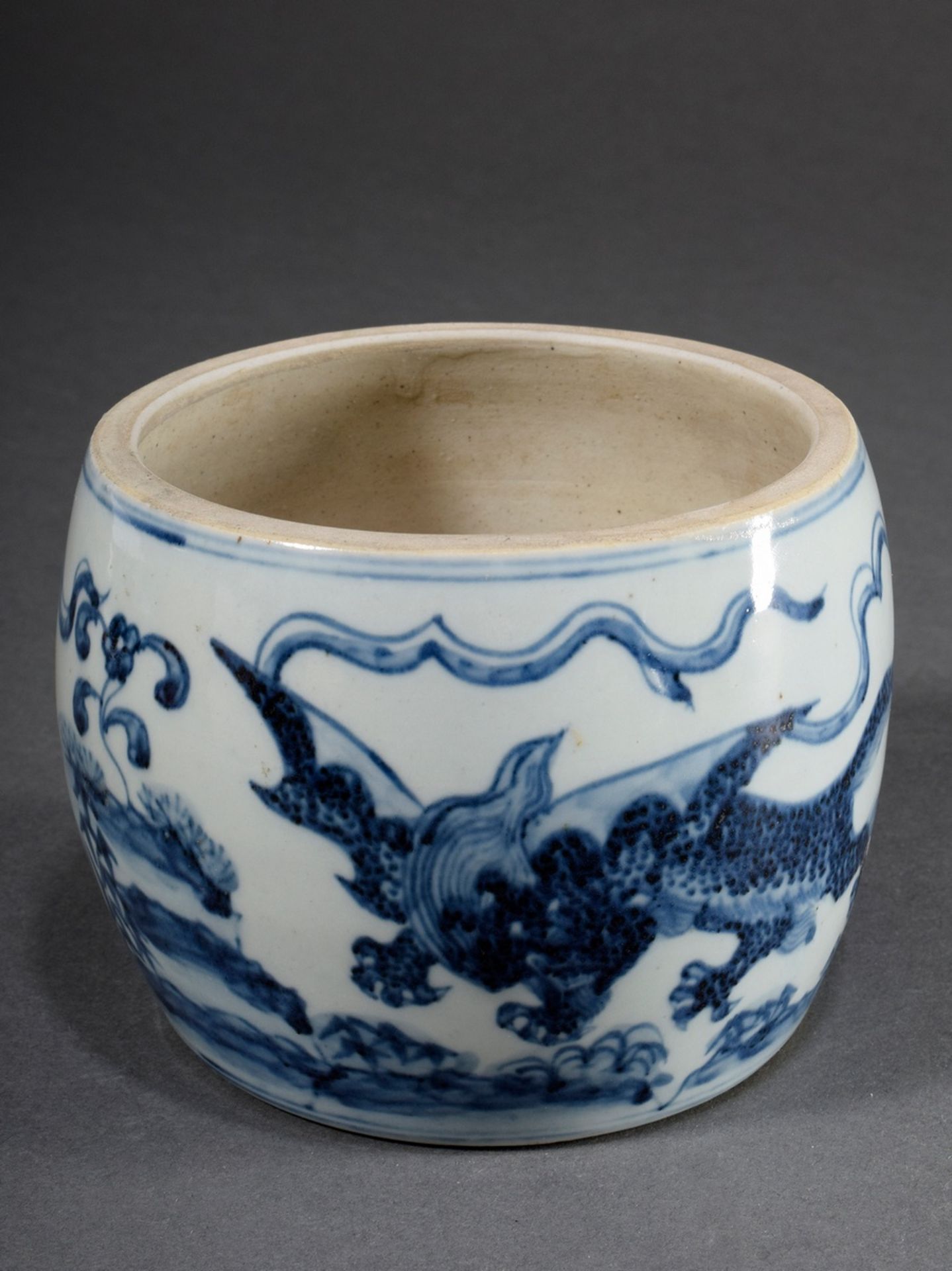 Ming brush cup with blue painting decoration "Dragon" in slightly bulbous form, Ming dynasty, exper