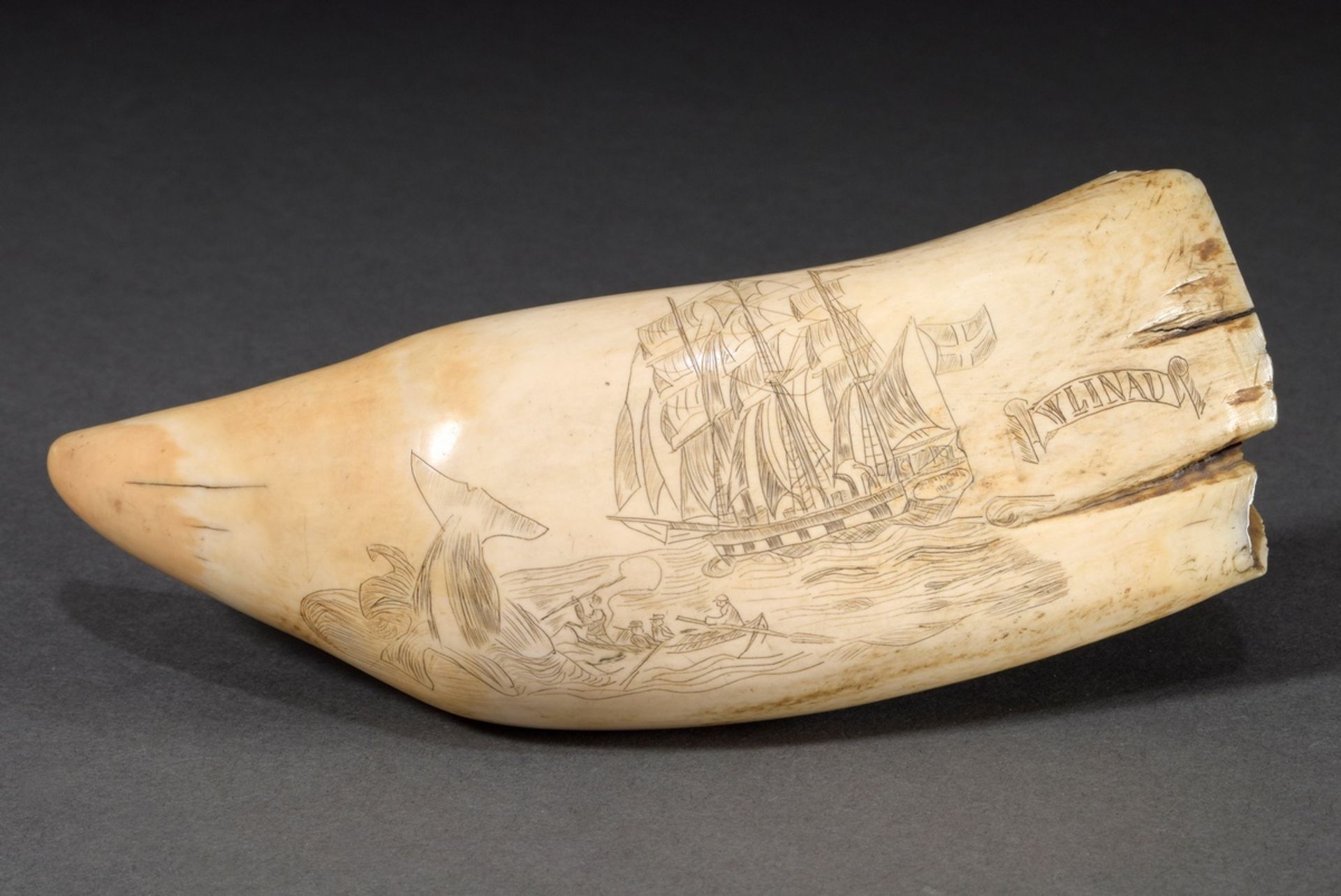 Scrimshaw „Glaube, Liebe, Hoffnung“, Walzahn mit geschwärztem Ritzdekor „Waljagd mit 3-Master und K