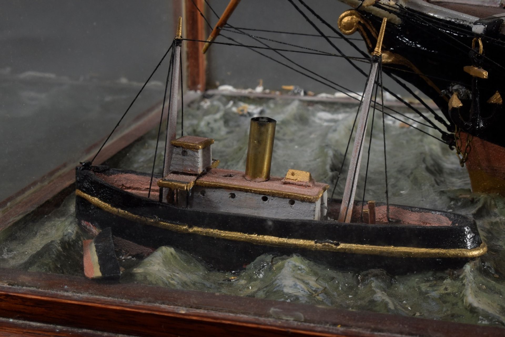 Modellschiff mit Schwarz-Weiß-Roter Flagge auf See mit Beiboot, im Dioramakasten, 40x53x31,5cm, Alt - Bild 4 aus 8