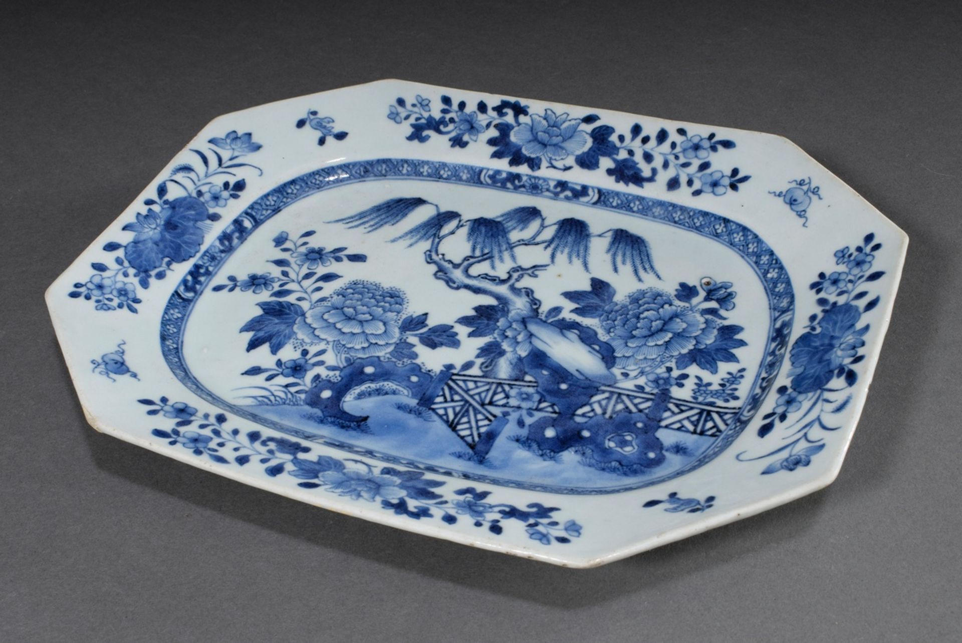 Octagonal plate with blue painting decoration "Garden", Qianlong period, China mid 18th century, 3,
