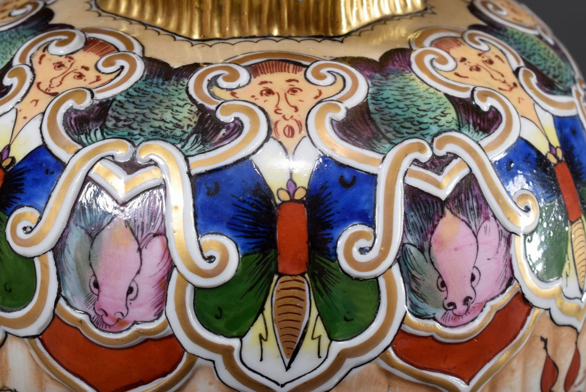 Thüringer Porzellan Deckelvase mit polychromer Bemalung im asiatischen Stil "Papagei und Pfau in La - Bild 4 aus 9