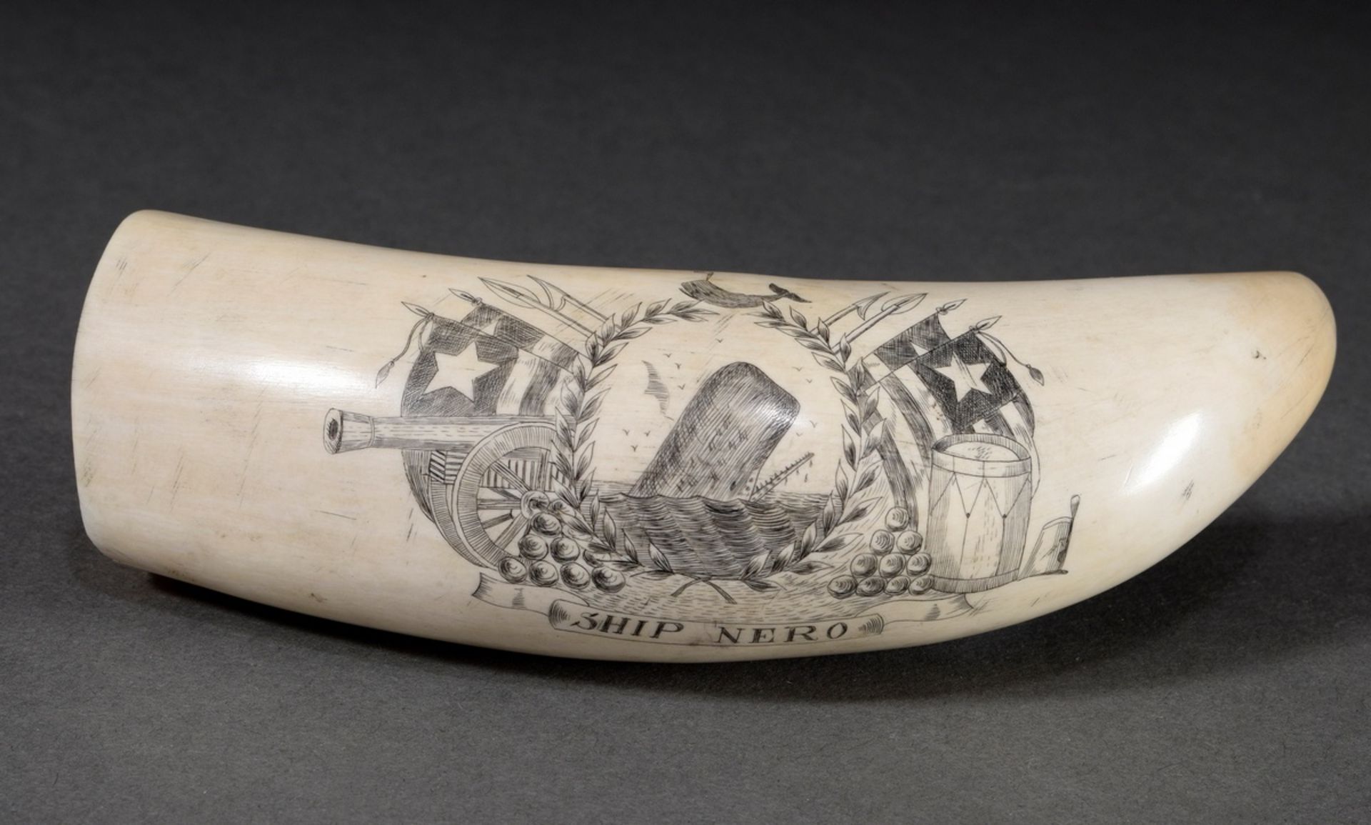 Scrimshaw „Ship Nero“, Walzahn mit geschwärztem Ritzdekor „Pottwal umringt von Lorbeerkranz, Walfan