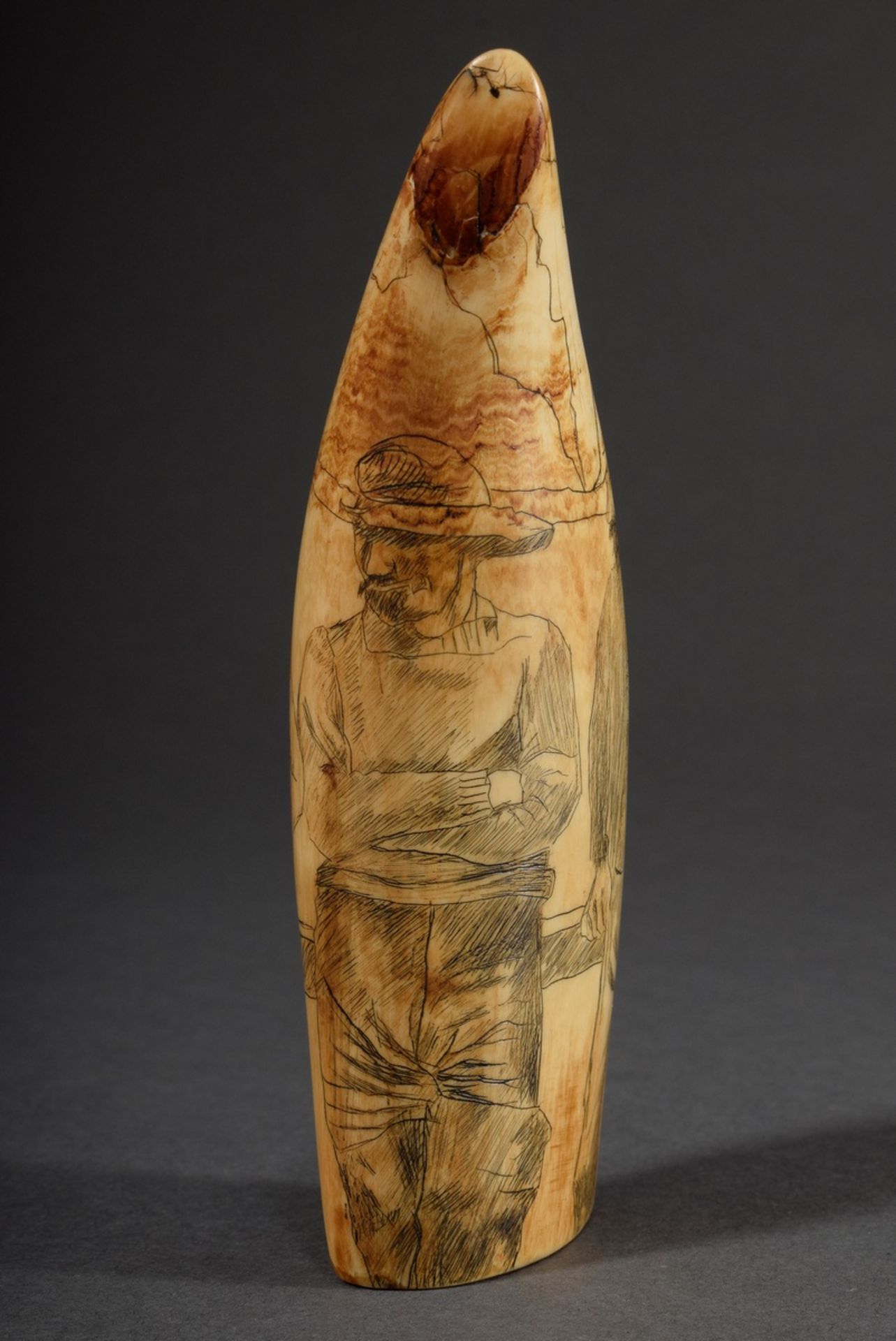 Scrimshaw „Drei Walfänger“, Walzahn mit geschwärztem Ritzdekor, 14,5cm, 300g - Bild 3 aus 7