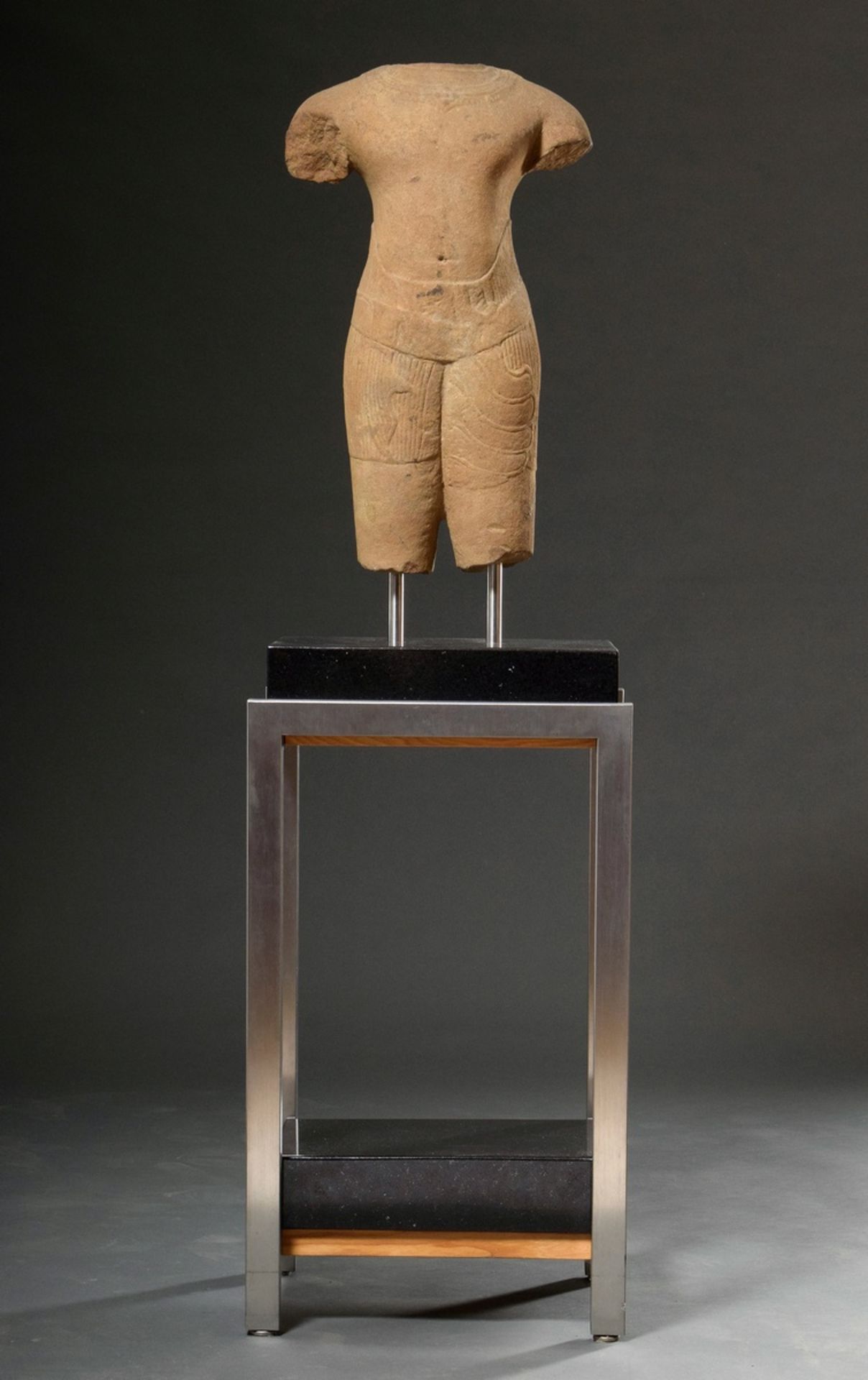 Sandstein Torso im Khmer Stil: schlanker männlicher Körper mit Schmuckcollier zwischen breiten Schu - Bild 2 aus 6
