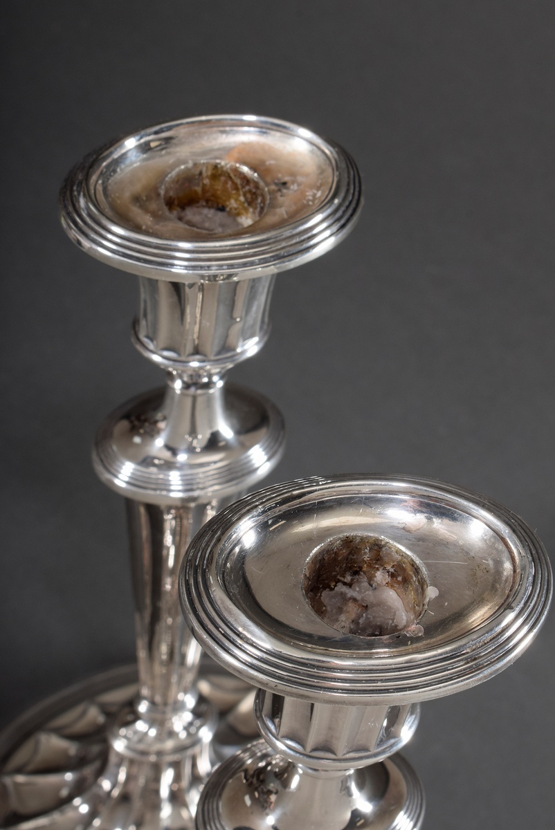 Pair of candlesticks with fanned fluting and grooved rim, m&m: Jay, Richard Attenborough Co Ltd., C - Image 2 of 4