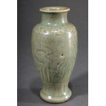 Kleine Longquan Vase mit Ritzdekor und Seladonglasur sowie Craquelée, Ming Dynastie, 16.Jh., H. 20c