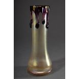 Hohe irisierende Jugendstil Glas Vase in schlanker Form mit violettem Tropfendekor an Hals, Böhmen