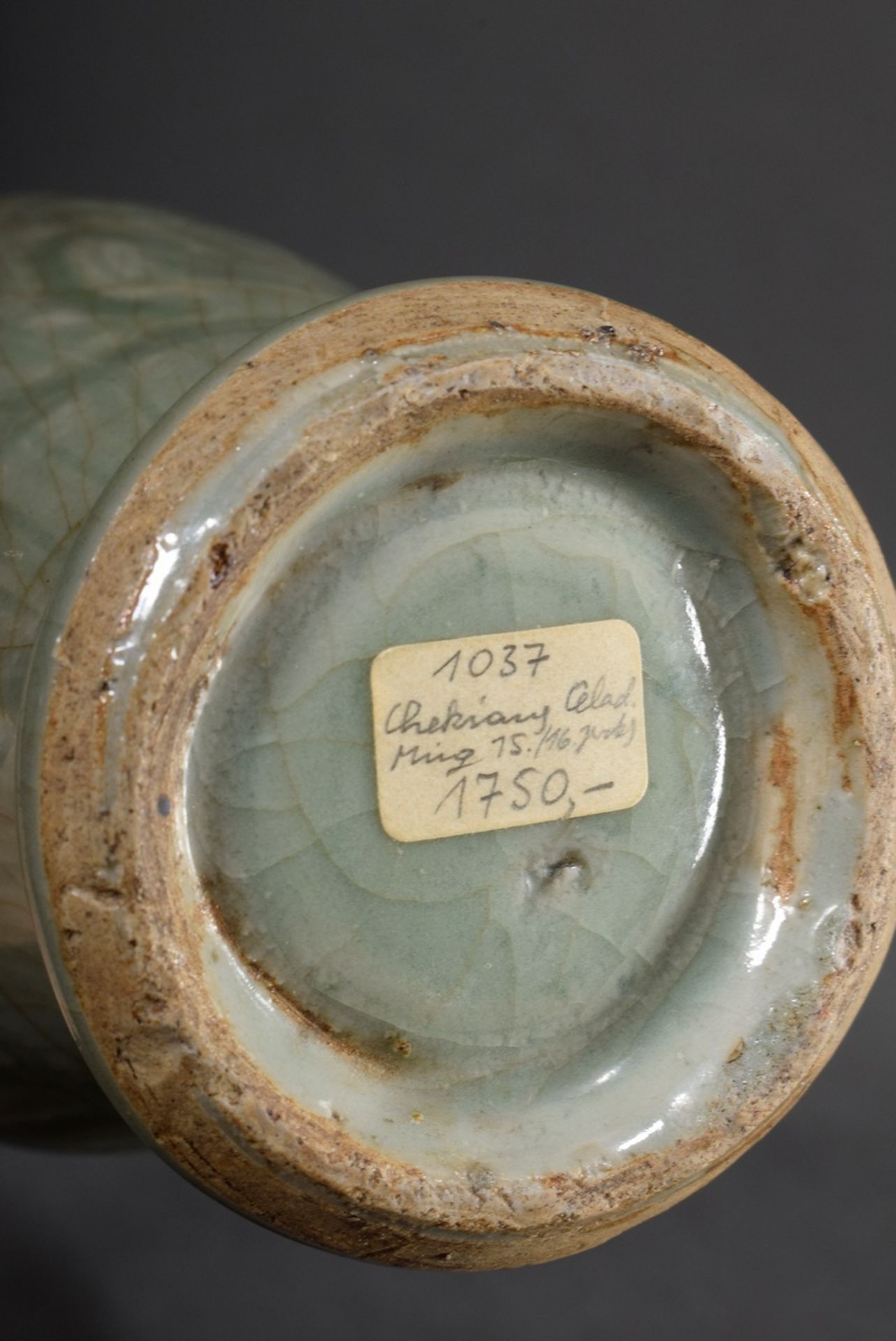 Small Longquan vase with incised decoration and celadon glaze and craquelée, Ming Dynasty, 16th cen - Image 4 of 4