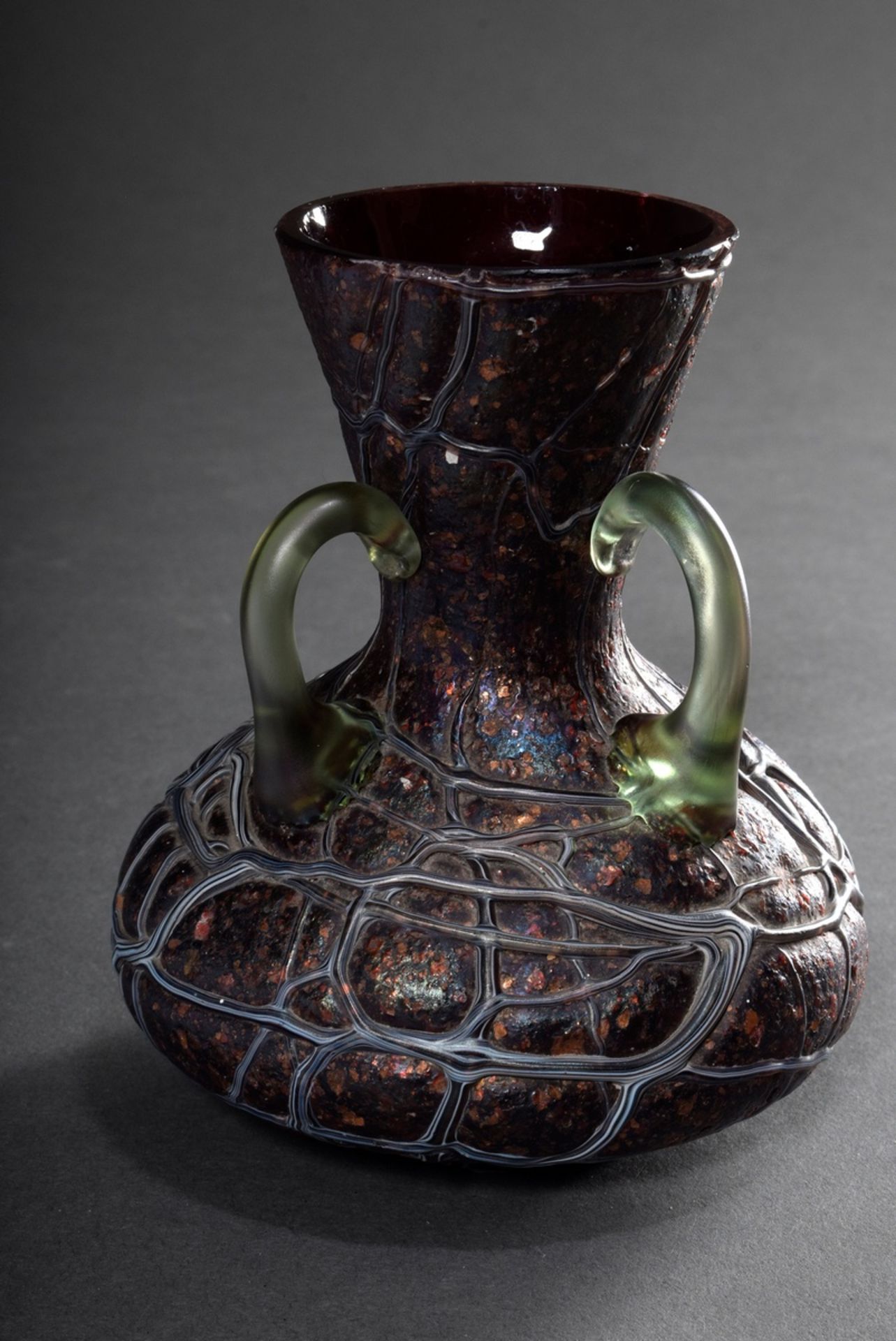 Kleine Jugendstil Vase mit drei hellgrünen Henkeln sowie Krösel- und Fadenaufschmelzungen in Metall - Bild 2 aus 4