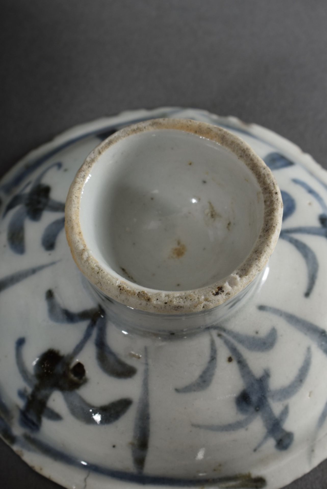 4 Various pieces of Asian porcelain with blue painting decoration: Japanese soba cup "Man in front  - Image 4 of 4