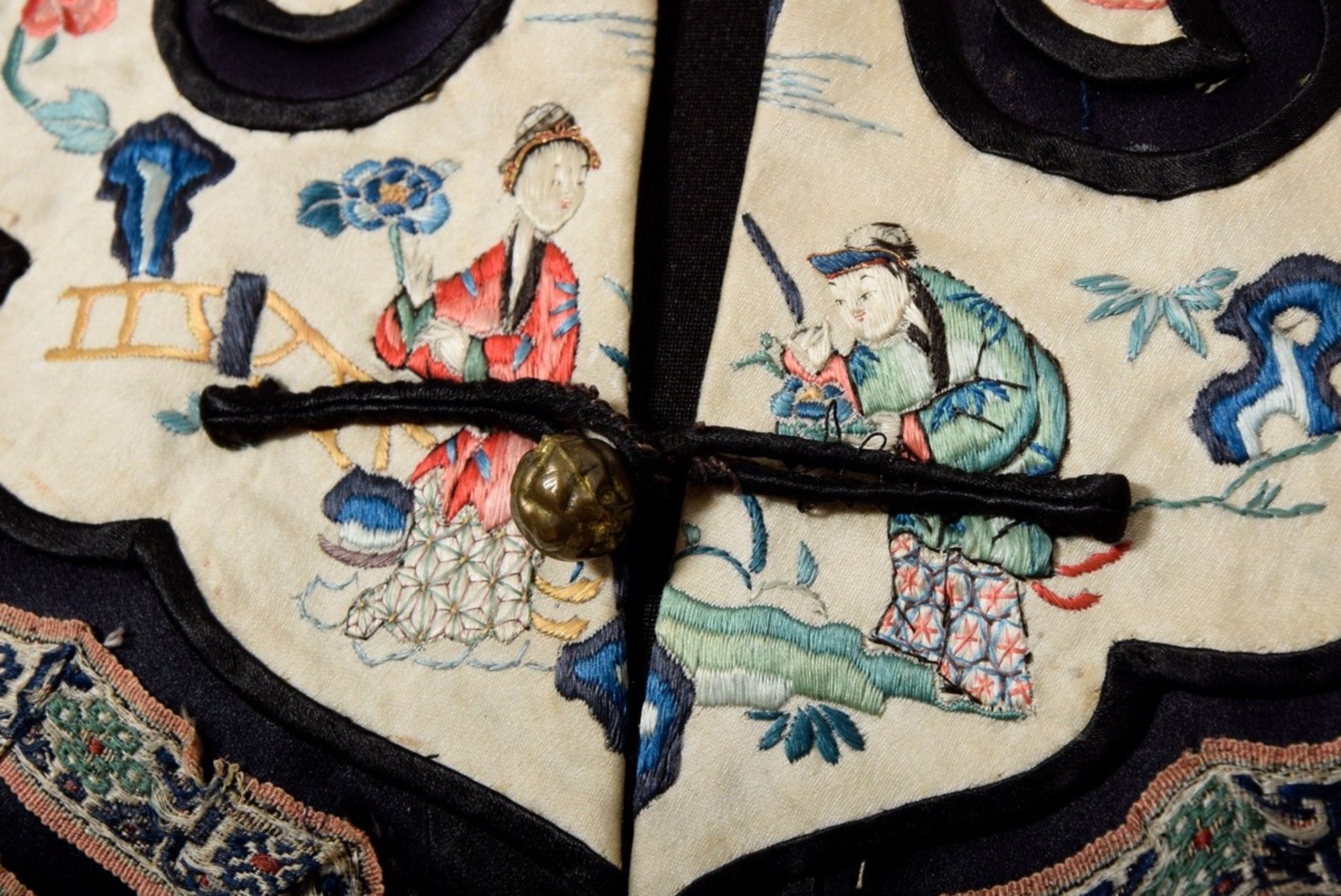 Chinese woman's jacket with flat and wedge embroidery "bats, flowers and butterflies" and "garden s - Image 11 of 13