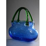 Blaue Murano Glas "Handtasche" mit grünen Henkeln und eingestochenen Luftblasendekor, unsign., H. 2