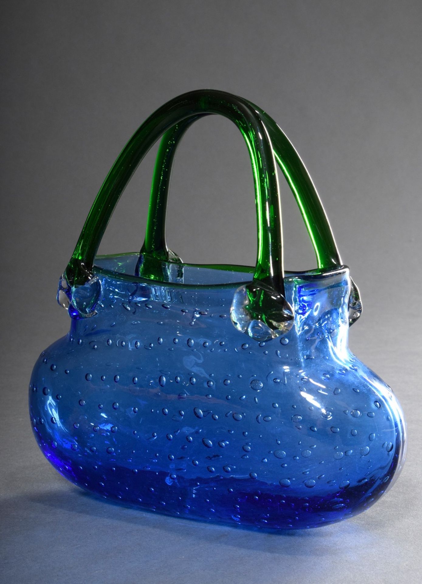 Blaue Murano Glas "Handtasche" mit grünen Henkeln und eingestochenen Luftblasendekor, unsign., H. 2
