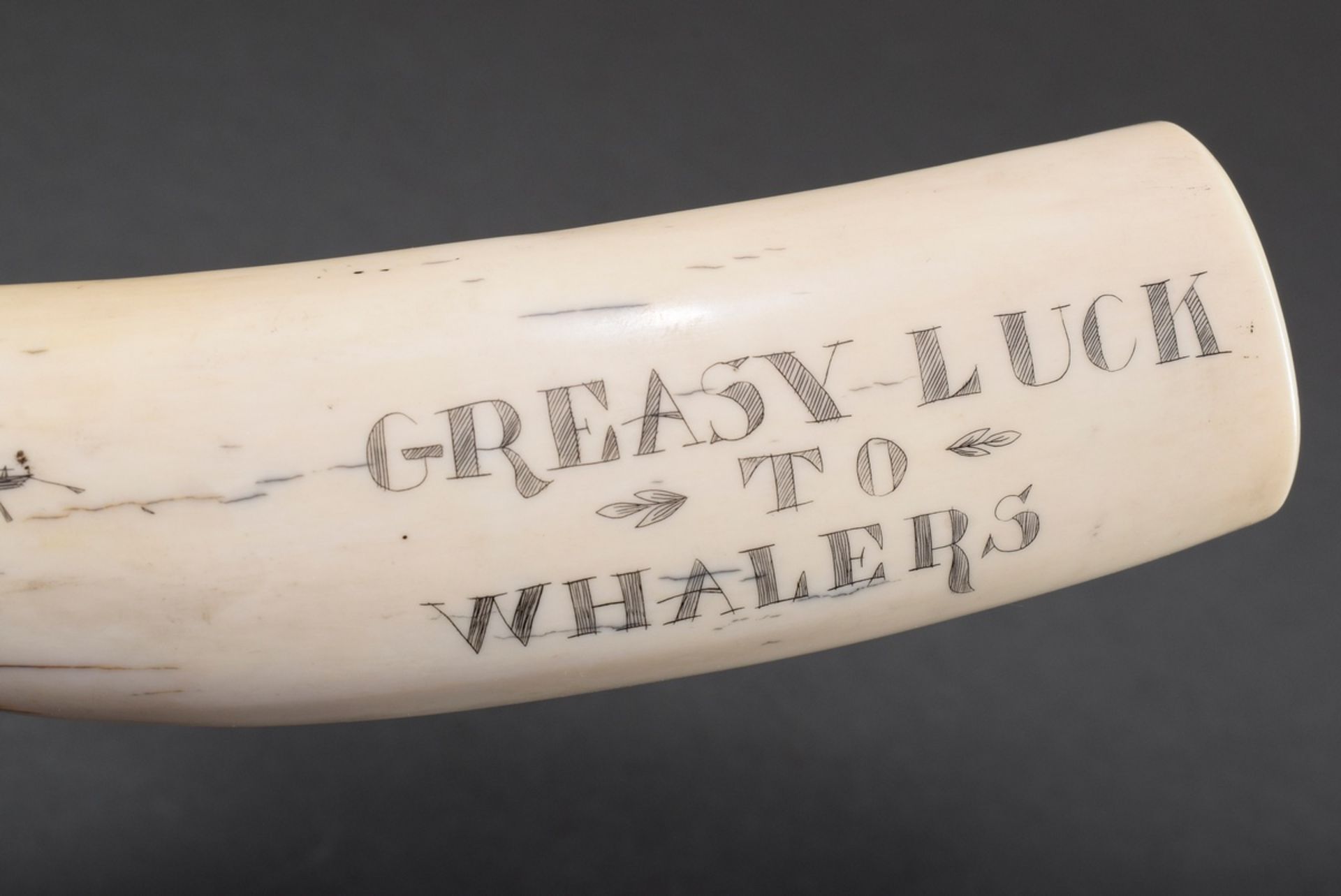 Scrimshaw „Greasy Luck to Whalers“, Walrosszahn mit geschwärztem Ritzdekor „Pottwale und Möwen“, L. - Bild 4 aus 6