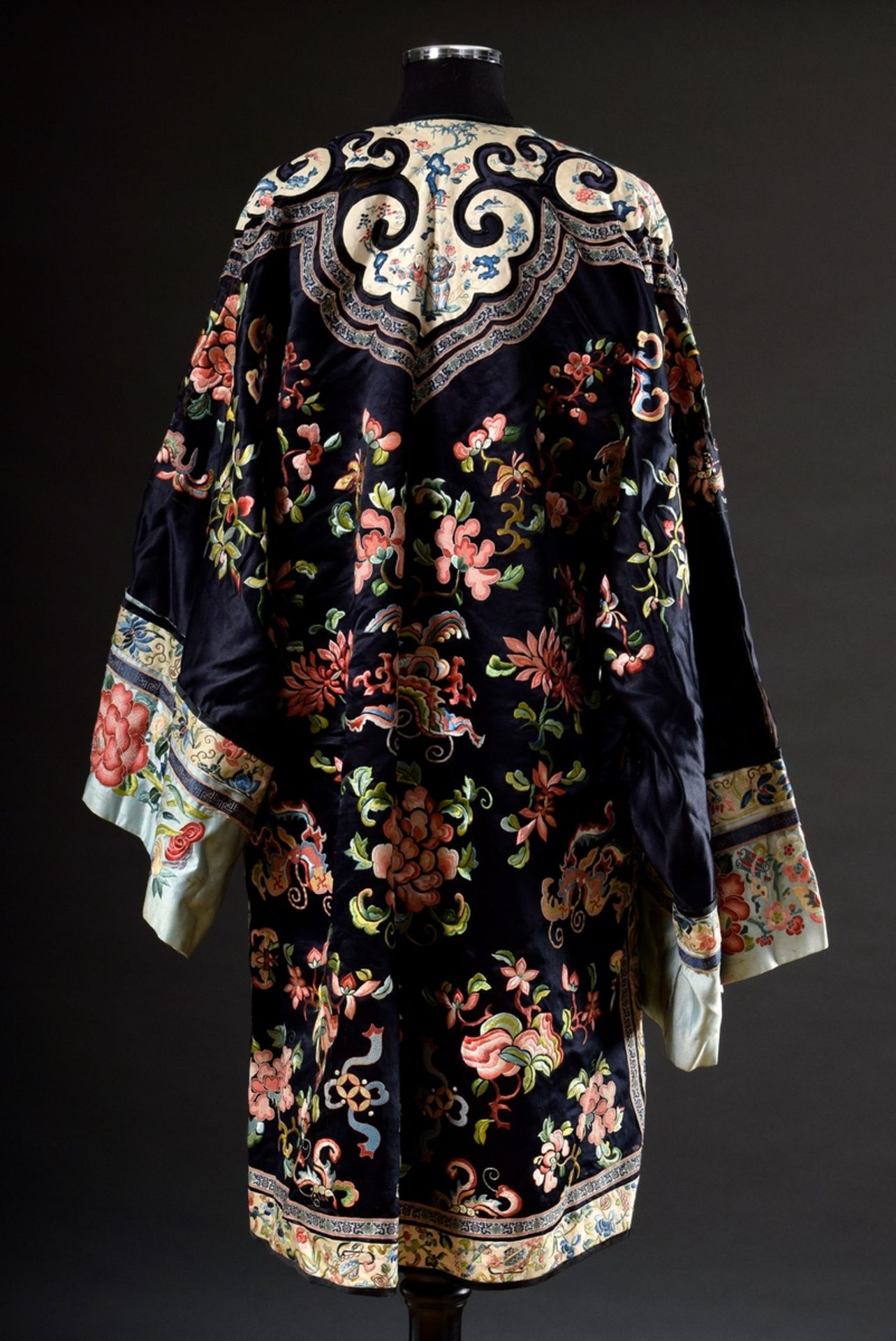 Chinese woman's jacket with flat and wedge embroidery "bats, flowers and butterflies" and "garden s - Image 4 of 13