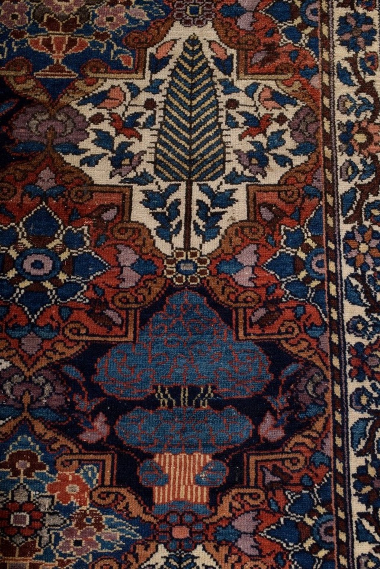 Großer Bachtiari Teppich mit floralem Rapportmuster aus Feldern in unterschiedlichen Grundfarben, d - Bild 4 aus 7