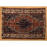 Mazlaghan Teppich mit typischer Kontur aus scharfen Zacken um das Mittelmedaillon auf gemustertem F