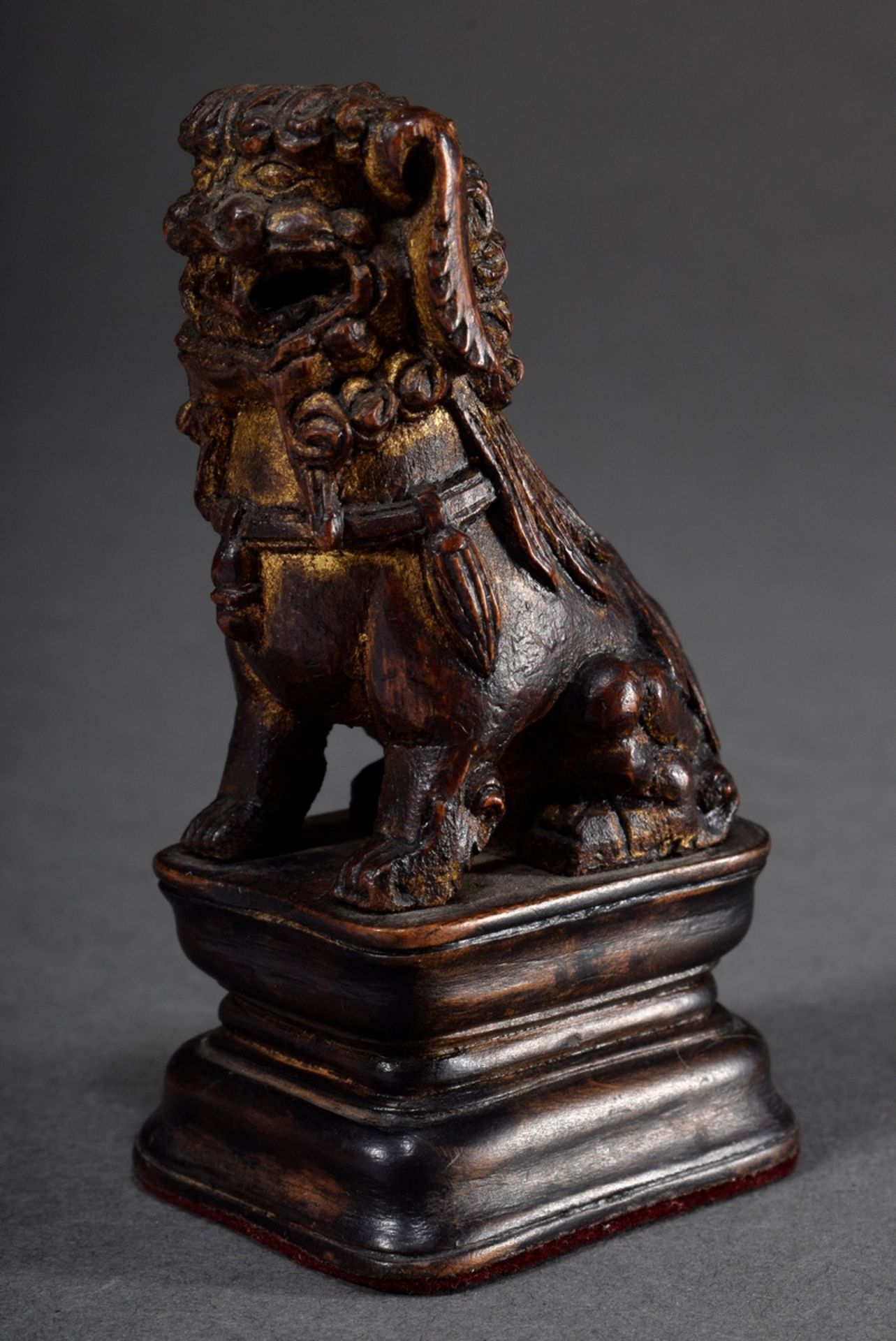 Chinese carving "Fo Lion", wood with remains of gilding, h. 8,2cm, min. rubbed - Image 2 of 4