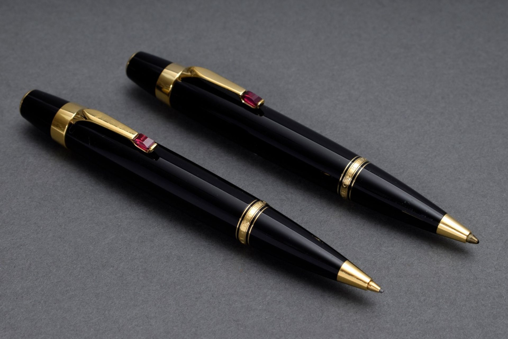 2 Diverse Montblanc Schreibgeräte „Boheme Rouge“: Kugelschreiber und Druckbleistift mit roten Spine