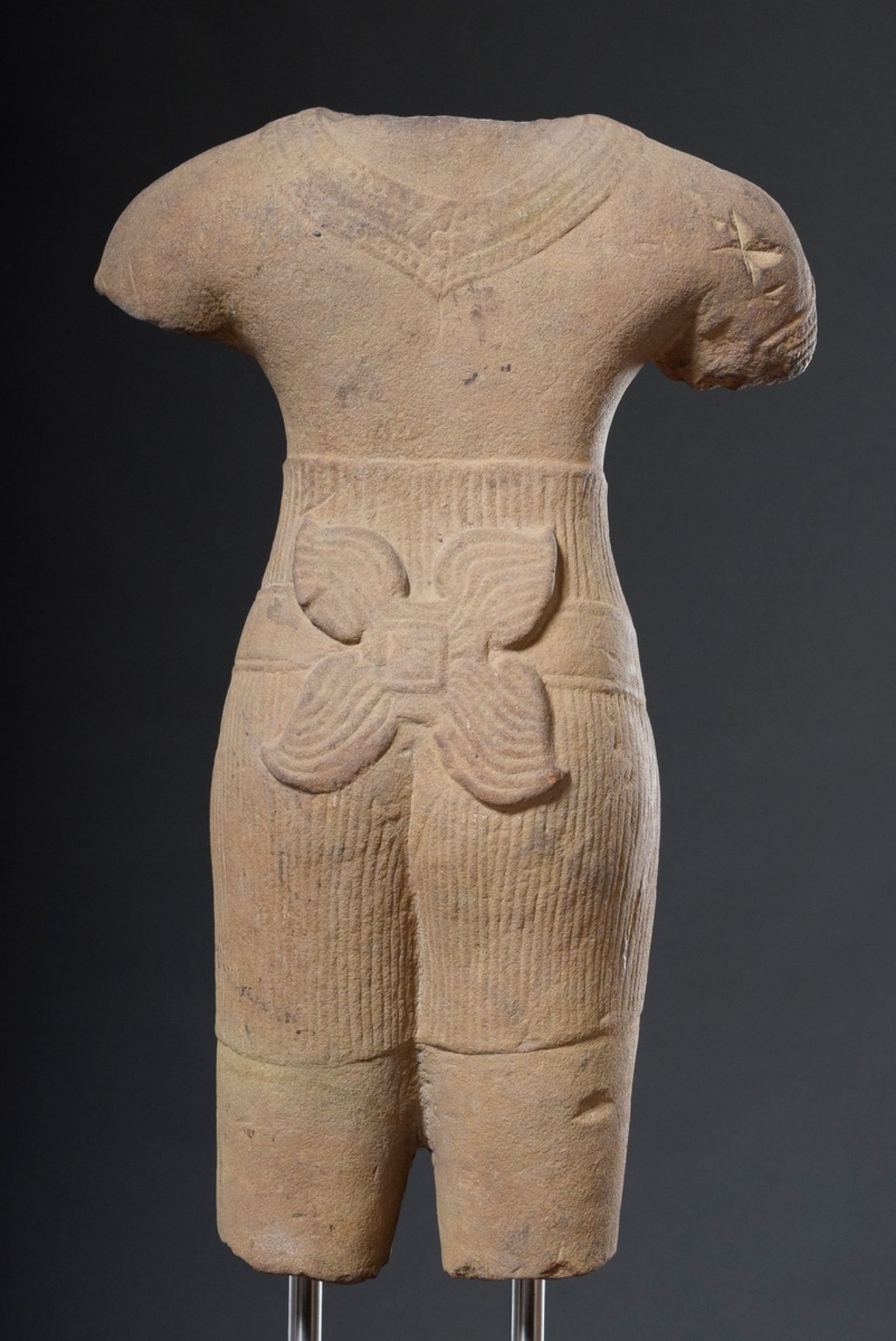 Sandstein Torso im Khmer Stil: schlanker männlicher Körper mit Schmuckcollier zwischen breiten Schu - Bild 6 aus 6