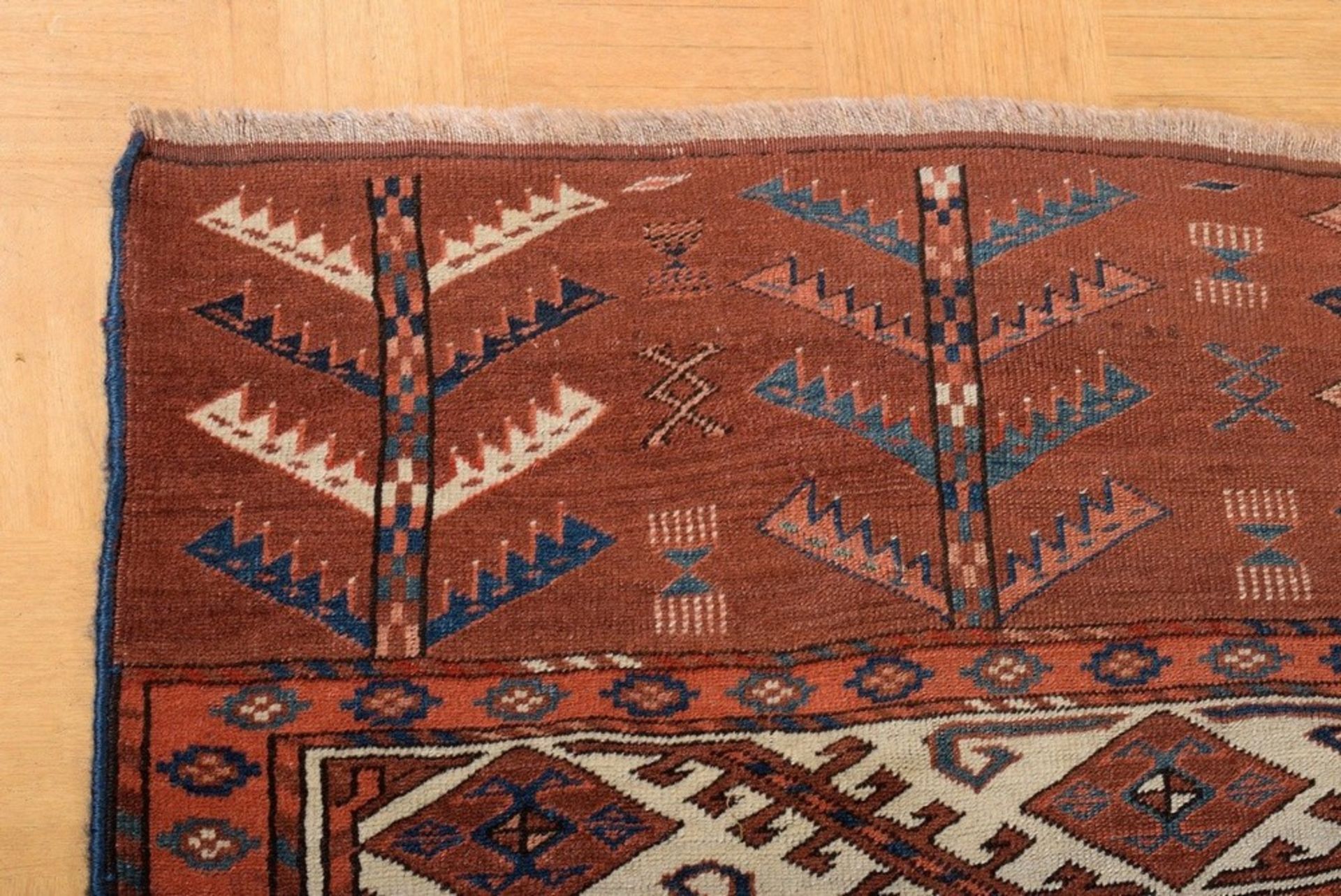 Yomut Dyrnak main carpet with a field design of Dyrnak güls in various versions, white-ground main  - Image 5 of 7
