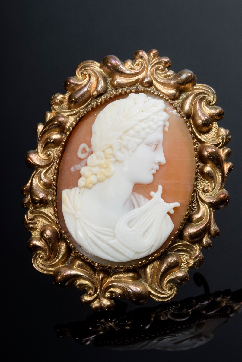 Finely cut shell cameo "Apollo with Lyre" in cast floral doublé needle setting, 19th century, 15.2g