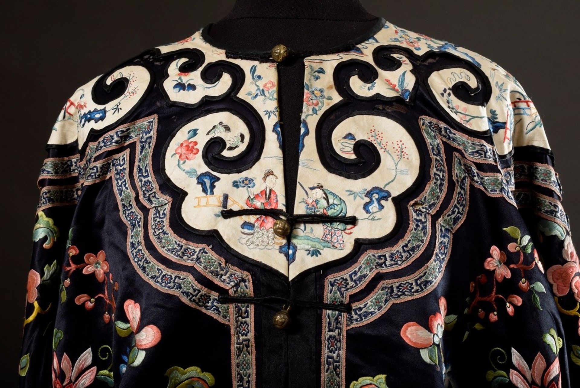 Chinese woman's jacket with flat and wedge embroidery "bats, flowers and butterflies" and "garden s - Image 2 of 13