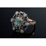 GG 750 Ring mit eckigem Smaragd in ornamentaler Silber Fassung mit 6 Diamantrosen, wohl Spanien/Por