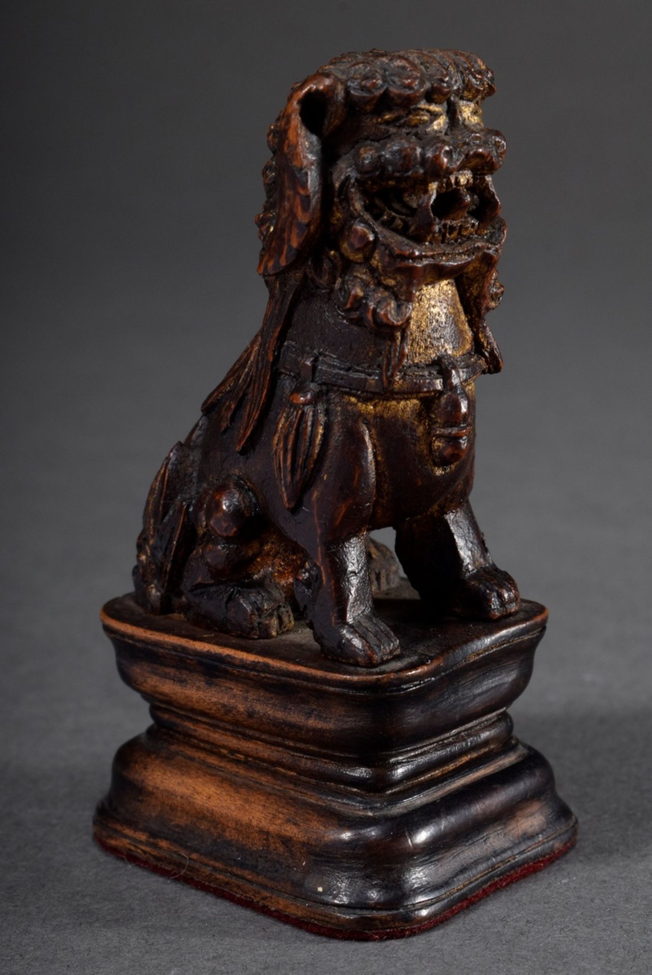 Chinese carving "Fo Lion", wood with remains of gilding, h. 8,2cm, min. rubbed