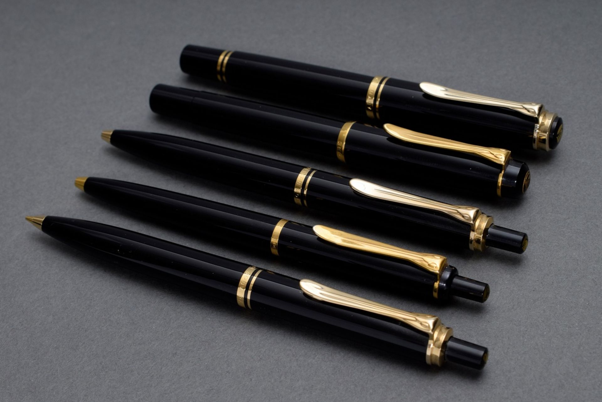 5 Diverse Pelikan Schreibgeräte in Original Pelikan Lederetui: 2 Füllfederhalter, 2 Kugelschreiber  - Bild 2 aus 2