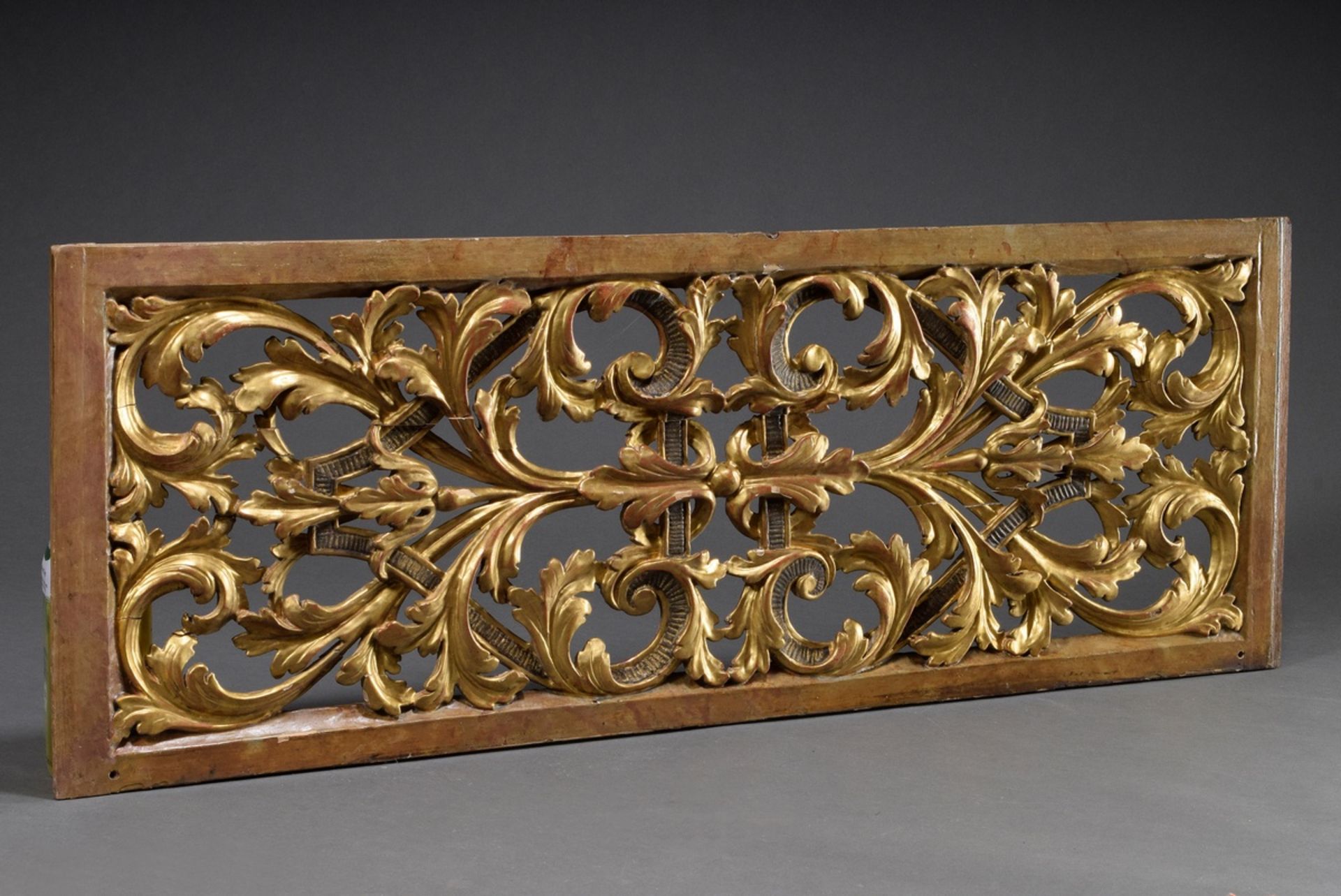 Rechteckige Gitterschnitzerei mit Blattvoluten und Streifenbändern, Holz vergoldet, 101,5x37cm, Spa