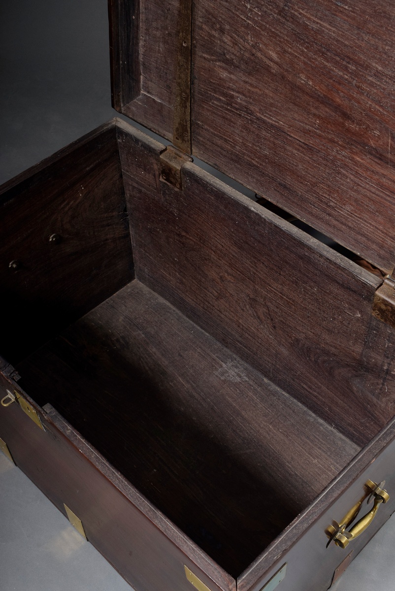 Mahogany sea chest with brass fittings and fine patina, 19th c., 55x91x62cm, lock missing, signs of - Image 3 of 5