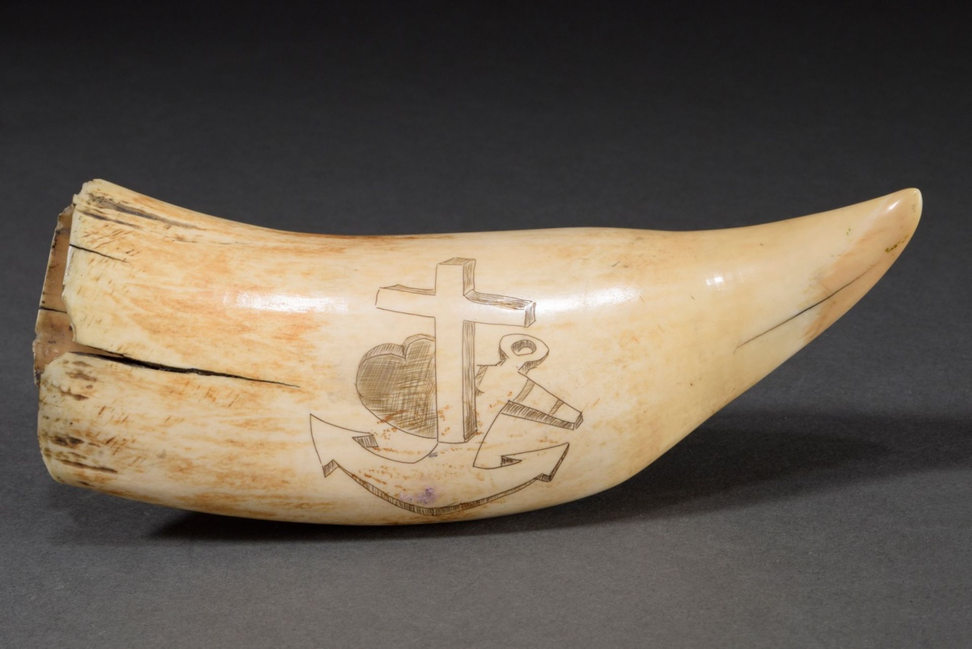 Scrimshaw „Glaube, Liebe, Hoffnung“, Walzahn mit geschwärztem Ritzdekor „Waljagd mit 3-Master und K - Bild 2 aus 5