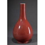 Chinesische Balustervase mit Peachbloom Glasur, Qianlong Marke, H. 32cm, Rand minimal bestoßen