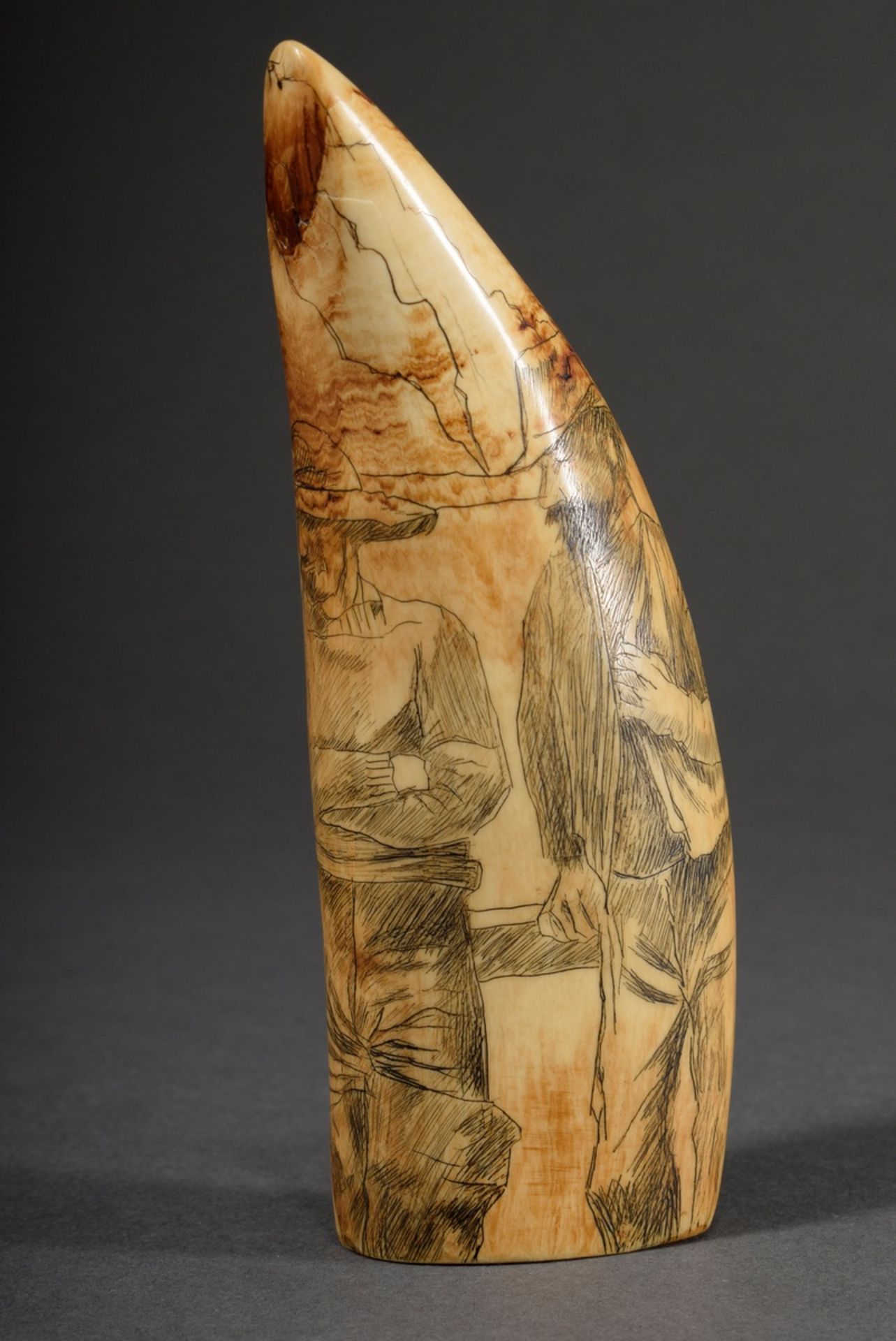 Scrimshaw „Drei Walfänger“, Walzahn mit geschwärztem Ritzdekor, 14,5cm, 300g - Bild 2 aus 7