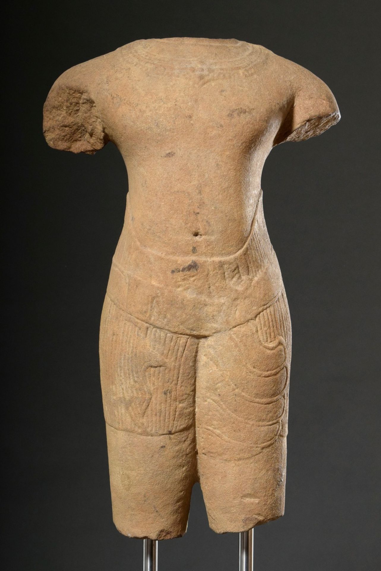 Sandstein Torso im Khmer Stil: schlanker männlicher Körper mit Schmuckcollier zwischen breiten Schu - Bild 3 aus 6