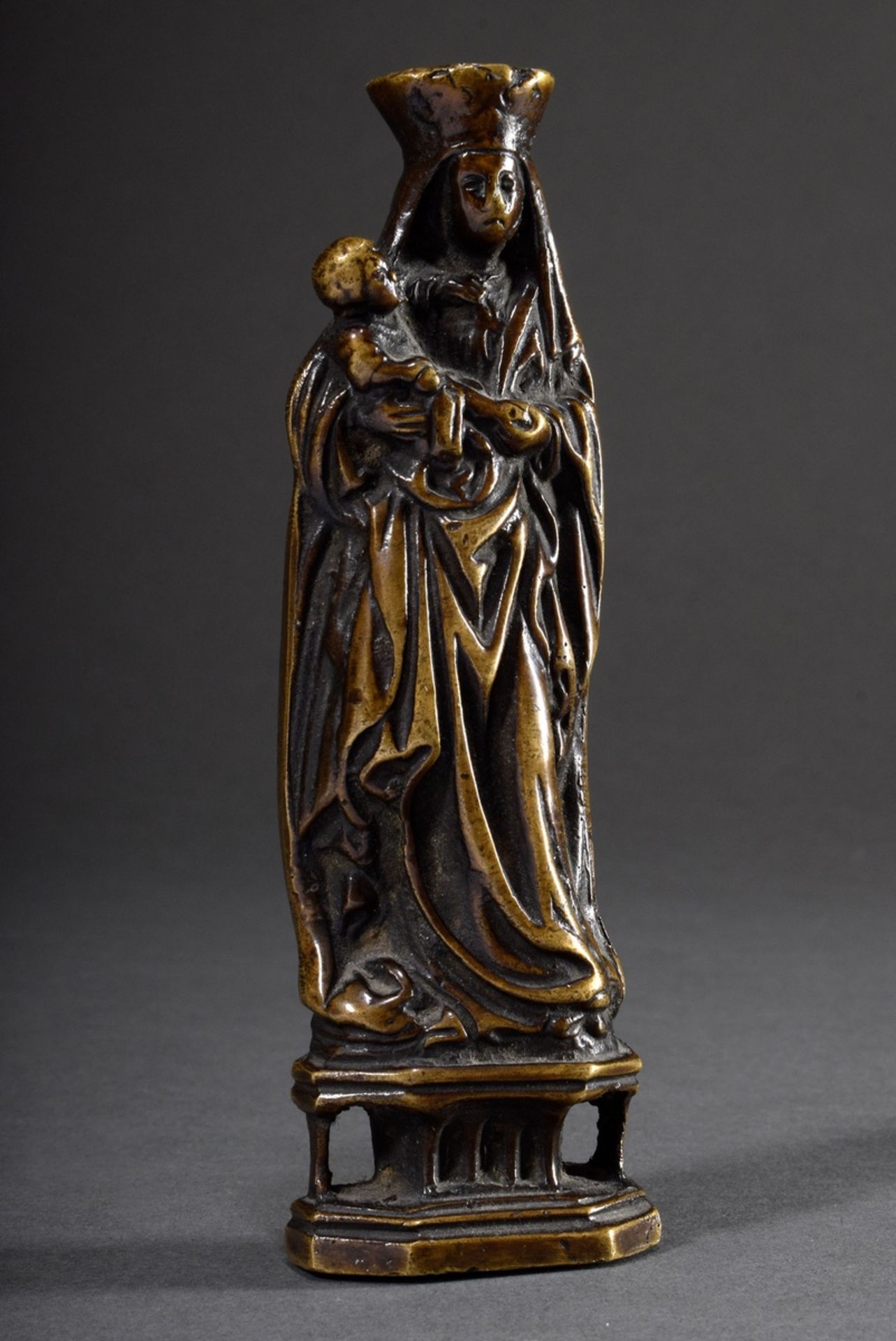 Mittelalterliche Sakralfigur "Bekrönte Madonna mit Kind", Bronze, wohl Niederlande (Utrecht) 16.Jh.