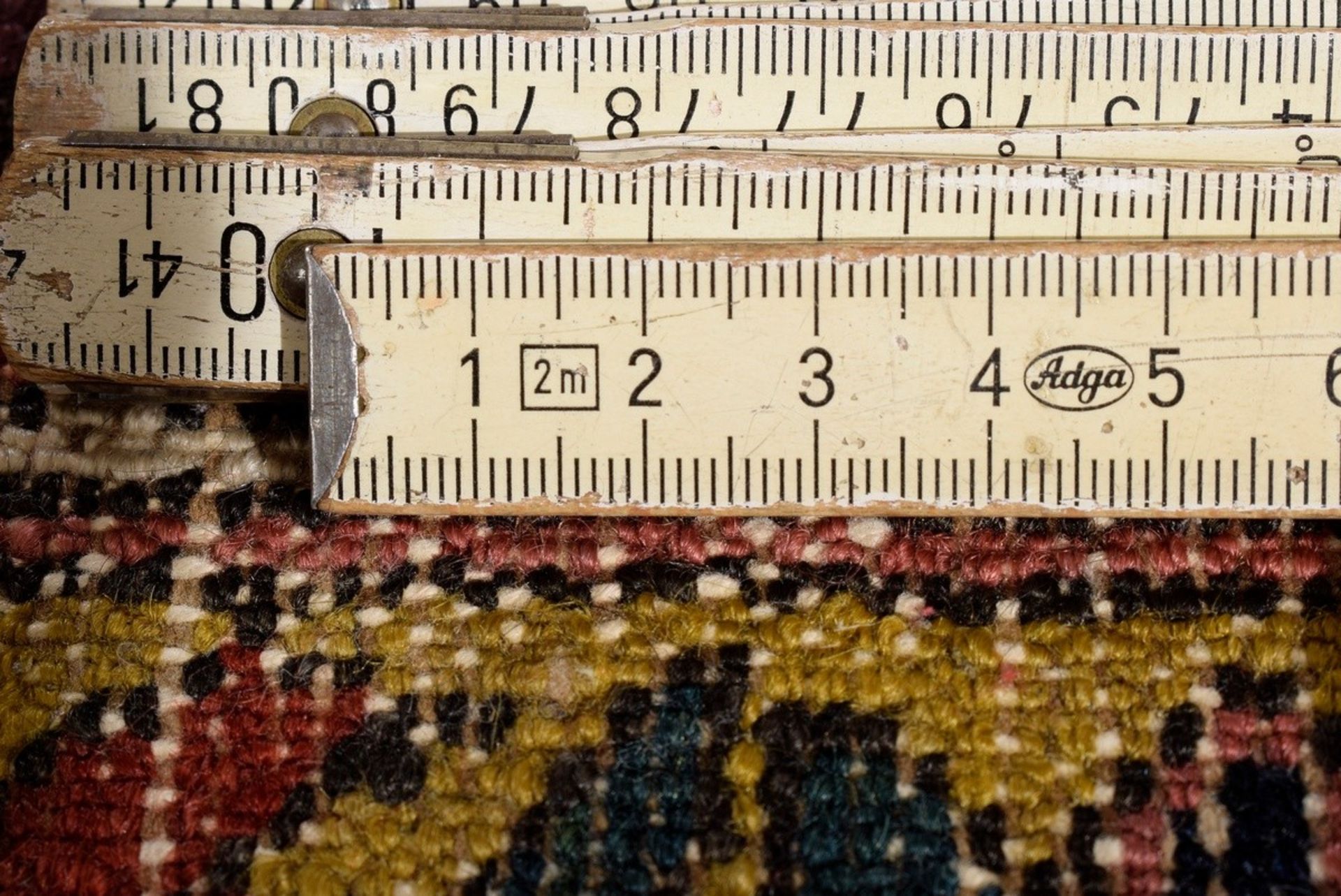 Großer Bachtiari Teppich mit floralem Rapportmuster aus Feldern in unterschiedlichen Grundfarben, d - Bild 7 aus 7