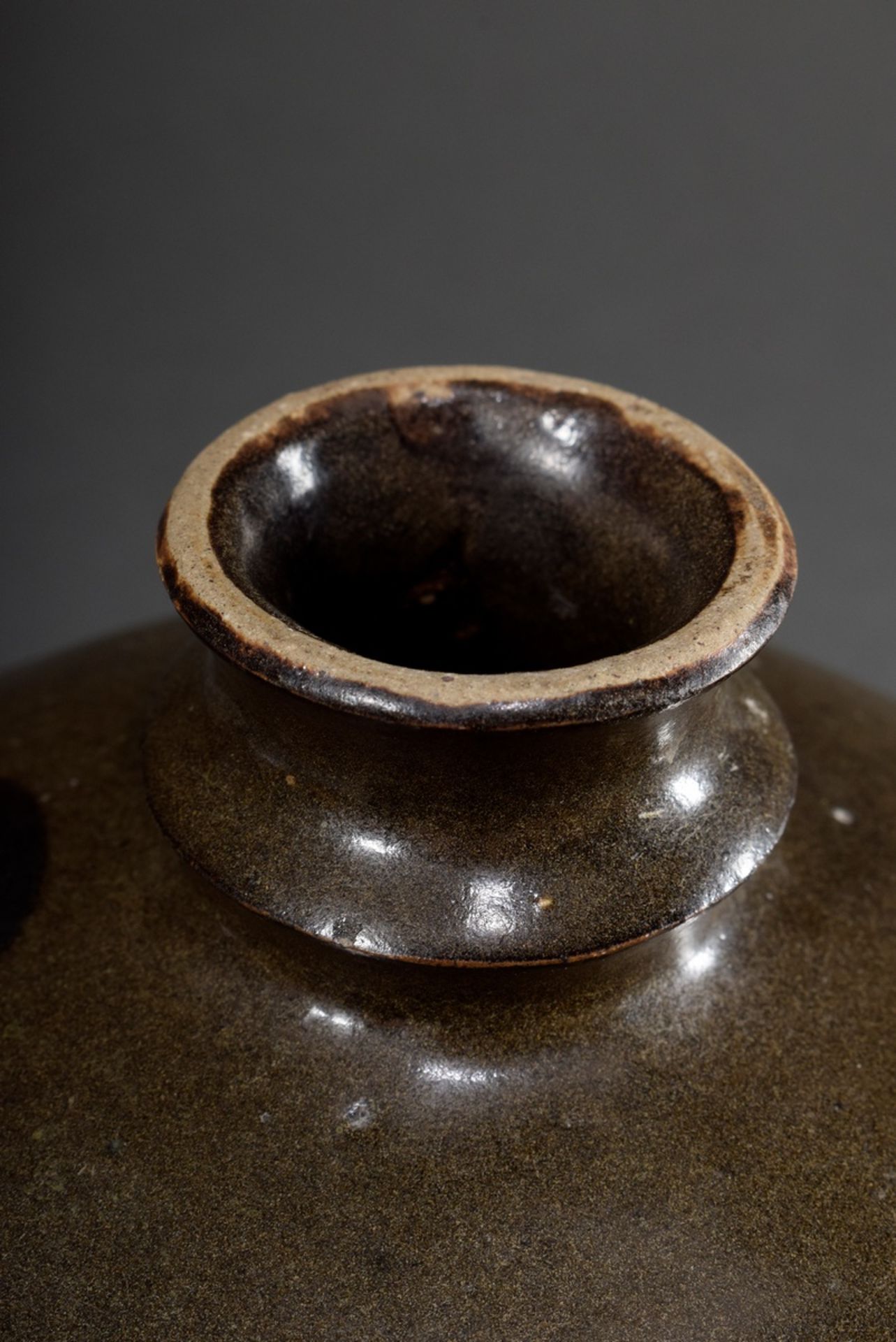 Stoneware spherical vase with dark green iron glaze and abstracted floral decoration, Song style, C - Image 2 of 5