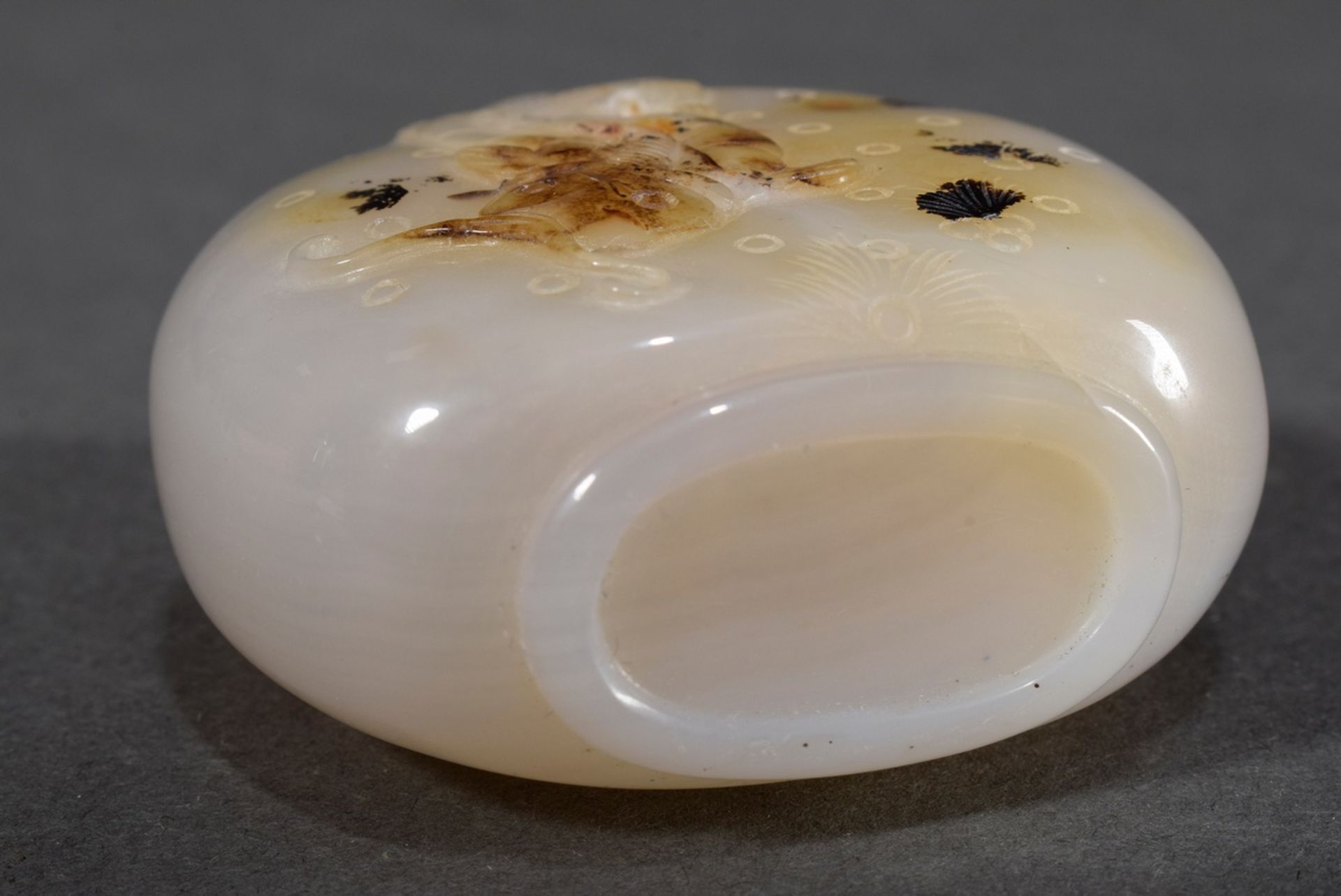 Agate snuffbottle with carved relief "Swimming catfish", China, 6x5,5cm - Image 3 of 3