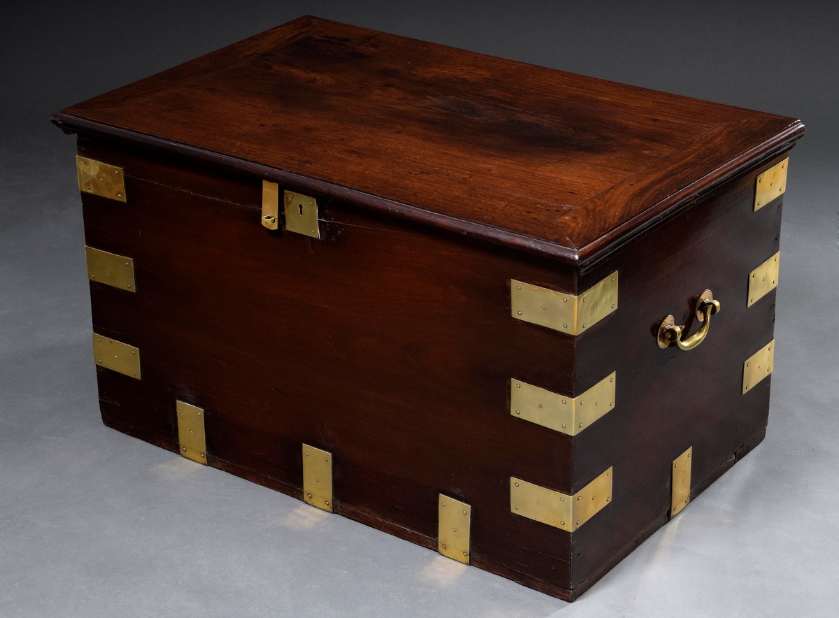 Mahogany sea chest with brass fittings and fine patina, 19th c., 55x91x62cm, lock missing, signs of