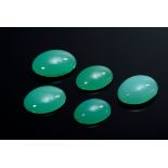 5 Diverse ovale Chrysopras Cabochons (zus. ca. 35ct/7,3g/14x10-17x13mm), Klebereste