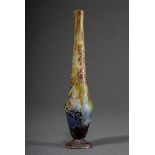 Schlanke Daum Nancy Vase mit geätztem Überfang "Vigne vierge" auf Fuß, farbloses Glas mit braungrün