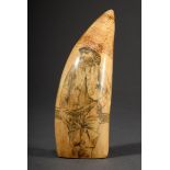 Scrimshaw „Drei Walfänger“, Walzahn mit geschwärztem Ritzdekor, 14,5cm, 300g