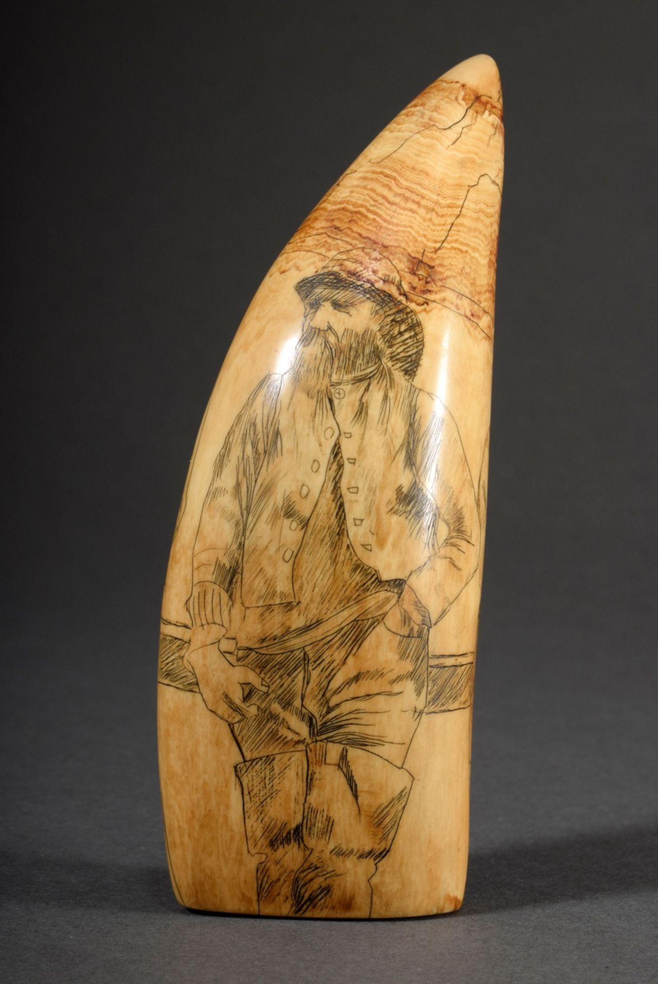 Scrimshaw „Drei Walfänger“, Walzahn mit geschwärztem Ritzdekor, 14,5cm, 300g