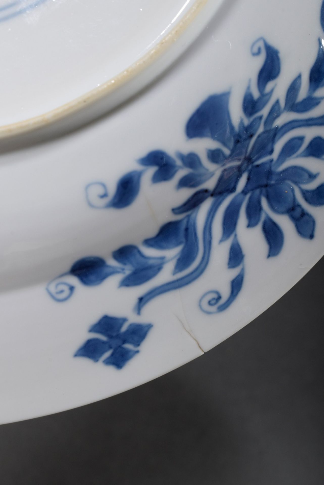2 plates with blue painting scenes "Daoist sage on the way", 6character Chenghua mark in double rin - Image 5 of 6